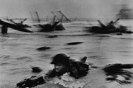 「Dデー作戦」でオマハ・ビーチに上陸する米軍 ノルマンディー、フランス、1944年