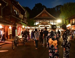 提灯の灯りに包まれる夜の街並み