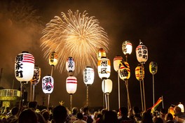 提灯と花火がまつりを盛り上げる