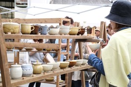 さまざまな陶器作品が販売される