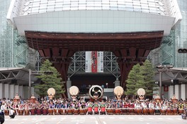 華麗な百万石音頭や勇壮な太鼓演奏、ほら貝のファンファーレで「百万石行列」が開幕