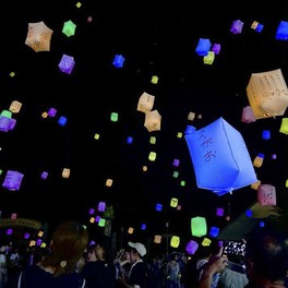 約250基のランタンが夜空に放たれる