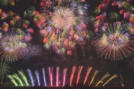 約1万発もの花火が夜空に打ちあがる