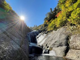 紅葉に包まれる桃洞滝