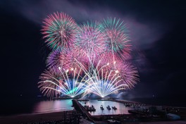 サザンオールスターズの楽曲にシンクロして、芸術花火が打ち上がる