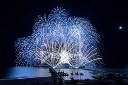 サザンオールスターズの楽曲にシンクロして、芸術花火が打ち上がる