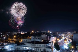 祭りと共に夜空に咲く花火を堪能できる