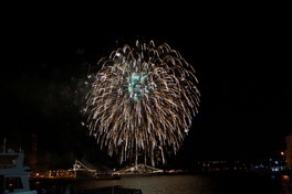 年が明けた瞬間には、横須賀の夜空に花火が打ち上がる