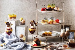 チョコレートを中心に、カシスやベリーなど、季節のフルーツでアレンジしたメニューが並ぶ