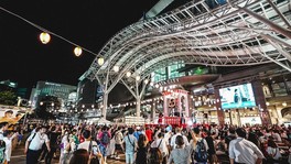 博多駅前で夏の祭りを気軽に楽しめる