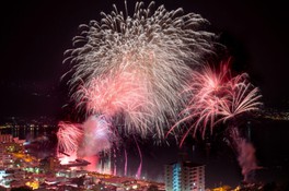 音響効果抜群の花火が打ち上げられる