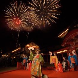 花魁道中と花火の競演、江戸の夜を感じる特別な時間