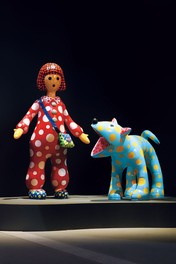 草間彌生　(左)《ヤヨイちゃん》2013年 (右)《トコトン》2013年