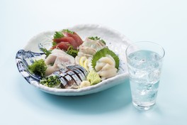 「築地食堂 源ちゃん」酒ハイ(572円)、源ちゃん刺盛(1980円)