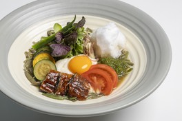 「つるとんたん UDON NOODLE Brasserie」氷出汁 うなぎと夏野菜のとろろおうどん(1980円)