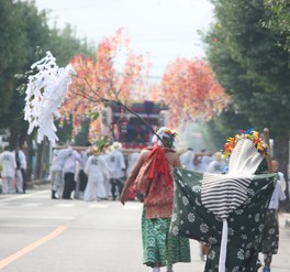 商店街が歩行者天国となり神輿や太鼓台などの行列が展開される