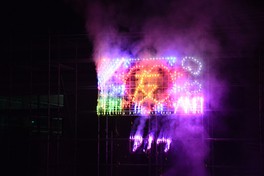 個性的な仕掛け花火の数々が見られる