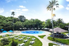 海外リゾートのような雰囲気が漂う屋外プール「Shell Pool」