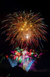 約3000発の打上げ花火が夏の夜空を彩る
