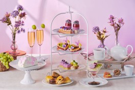 プリンセス気分で楽しめるパステルパープルカラーのアフタヌーンティー