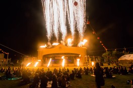 祭りの最後を彩るレーザーショーと花火