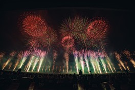 観客席の目前で繰り広げられる迫力の演出
