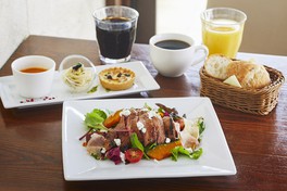 〈グラニットカフェ〉六甲味噌漬けステーキ 秋のサラダ仕立て 2980円