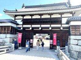 花冷えの季節に、広島城下でさまざまな銘柄の熱燗や温かい料理が販売される
