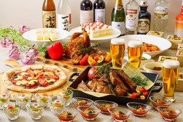 食欲を刺激するスパイスやハーブを使った料理が提供されるソフトドリンク飲み放題付きのブッフェ