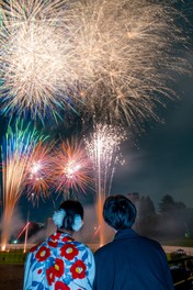 浴衣姿で楽しむ迫力の花火観覧