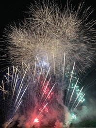 絢爛豪華に舞い上がる花火を堪能できる
