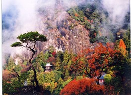 雄大な鳳来寺山を紅葉が鮮やかに彩る