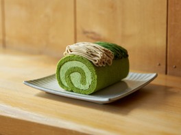 「京都・東山茶寮」栗と抹茶の2色モンブランロールケーキ1761円(各日200本限り)