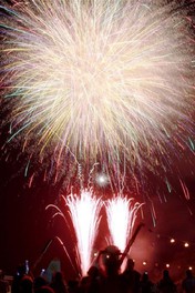 打ち上げ花火で祭りを締めくくる