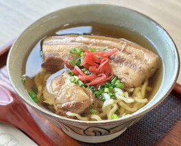2024年の沖縄物産展で開催された「沖縄そばグランプリ」でグランプリを受賞した「今帰仁ウッパマそば」(950円)