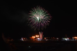 夜空に広がる花火が川面に反射し、幻想的な光景が広がる