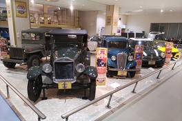 主要な自動車会社の象徴的な車種や特徴的な車種が時代ごとに分けて展示される