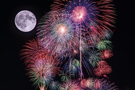 各会場で趣向が異なる花火が打ち上げられる