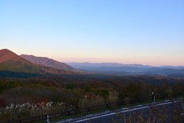 赤や黄色に染まる蒜山高原を一望できる