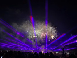 ダイナミックな花火が夜空を彩る