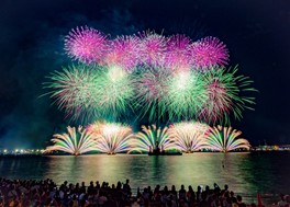 国内有数の港町・横浜で盛大に花火が打ち上げられる