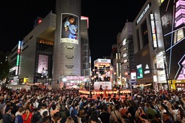 夜の渋谷に響く盆踊りのリズム