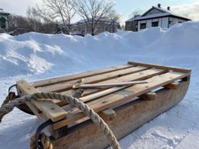 木製そりなどの雪遊びを体験