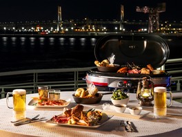 夏の風物詩として親しまれている、海の見えるビアガーデン ※画像はイメージ