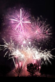 空を焦がす色とりどりの火花のアートは思い出に残ること間違いなし