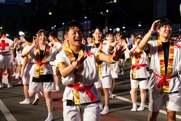 熱気と興奮に包まれるおてもやん総おどり