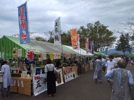 グルメや野菜のテントが並ぶ屋台村