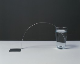 《静物》　2003年/2013年　水、グラス、アルミニウム板