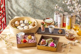 「春を彩るいちごと桜の饗宴」をテーマにしたアフタヌーンティー
