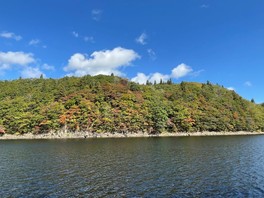 紅葉に彩られる太平湖